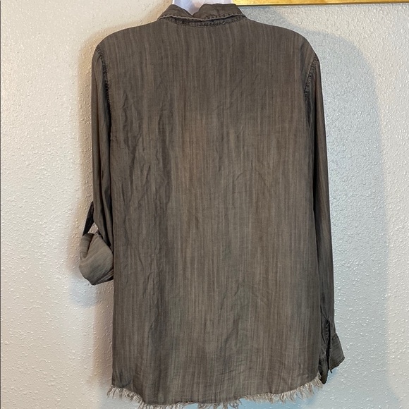 Beachlunchlounge Gray Button Down Shirt with Relaxed Fit Frayed Hem - Picture 7 of 8